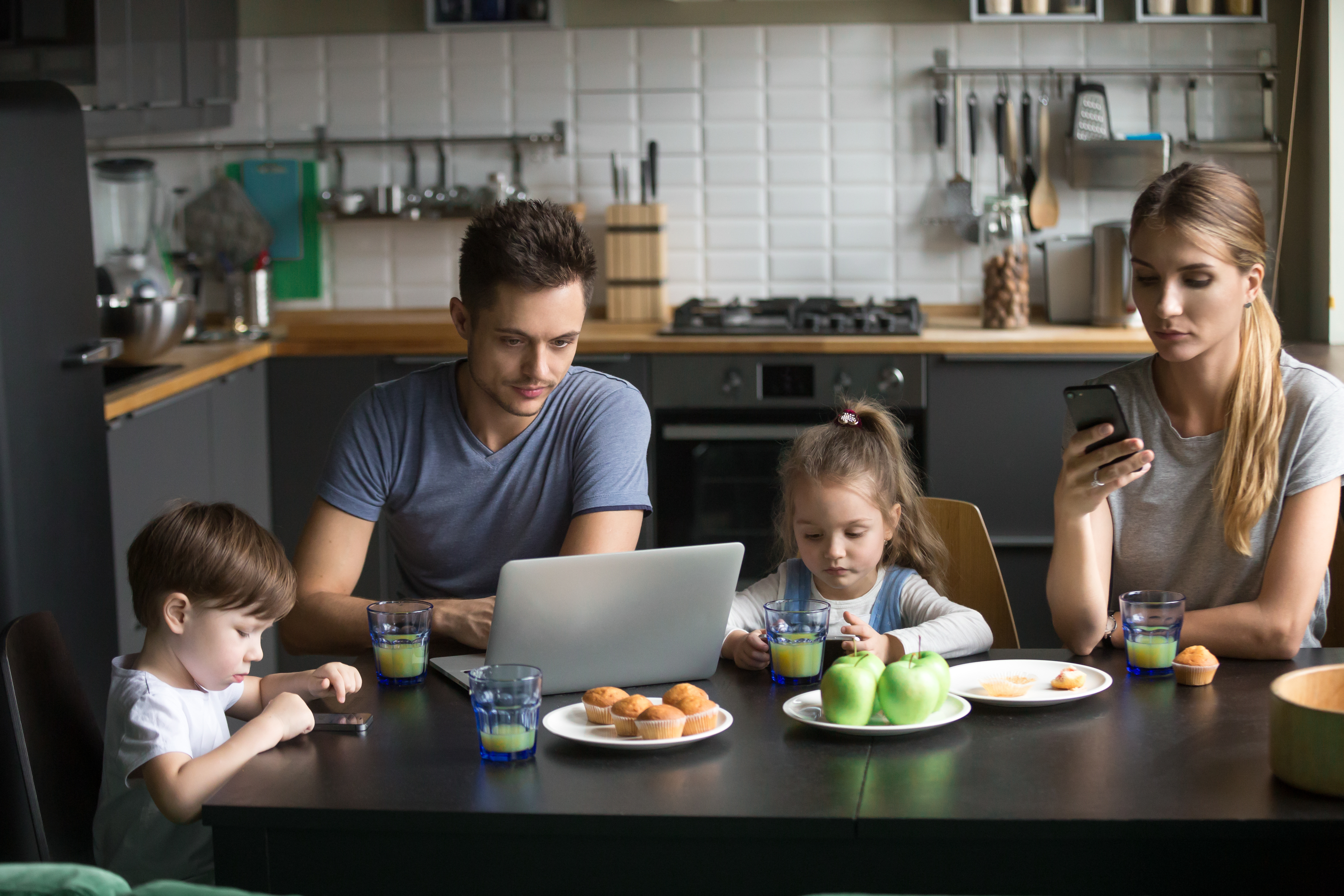 Семейное видео телефонов. Семья с гаджетами. Семья за столом. Современная семья с гаджетами. Ребенок с родителями и гаджетом.